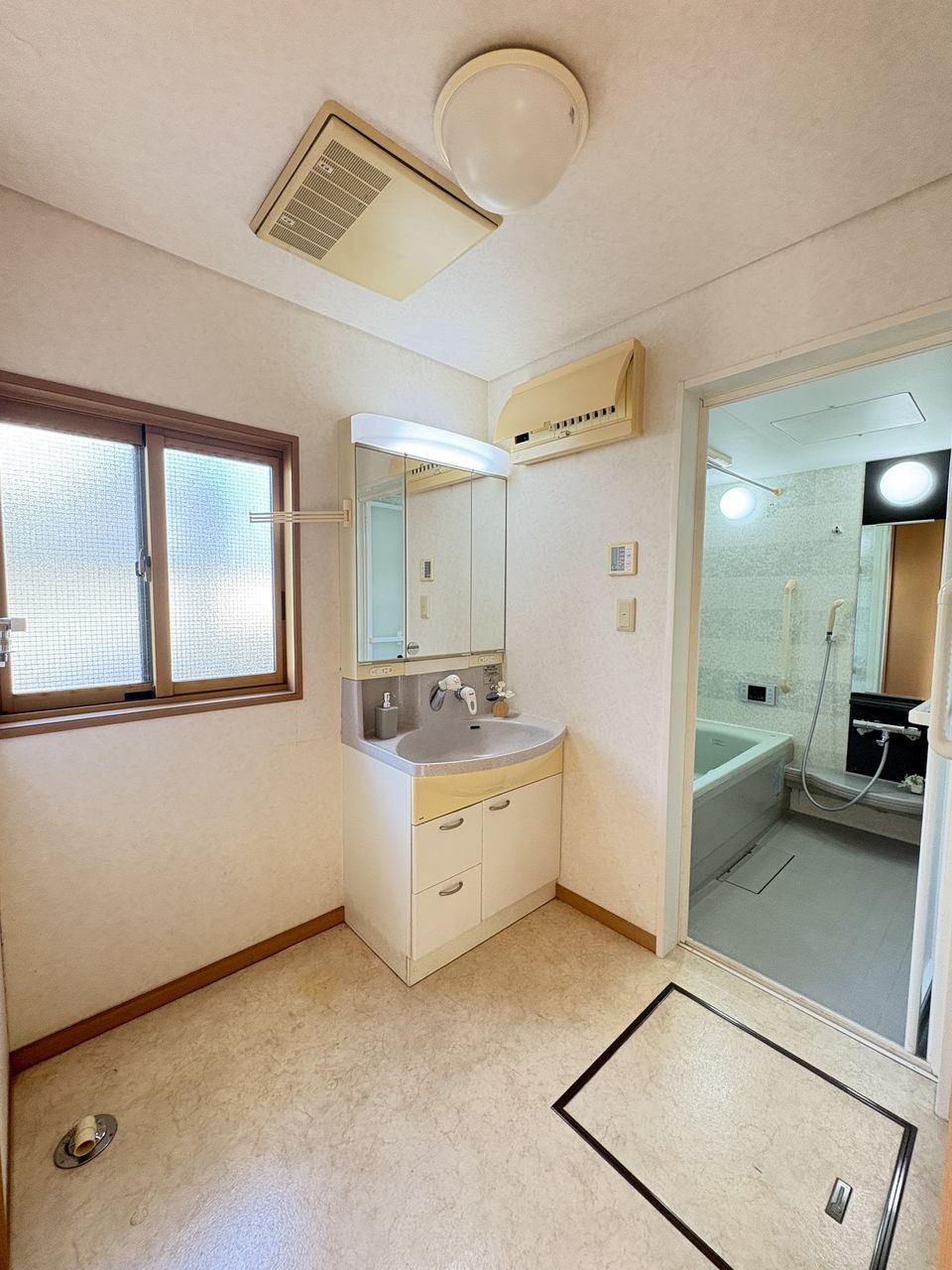 パウダールーム 床下収納&壁横に収納もオススメポイント♪