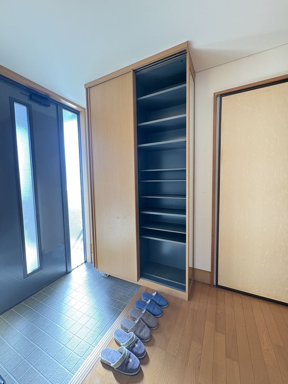 玄関 天井まで高さのあるシューズボックス♪ 靴のサイズに合わせて収納可能です♪