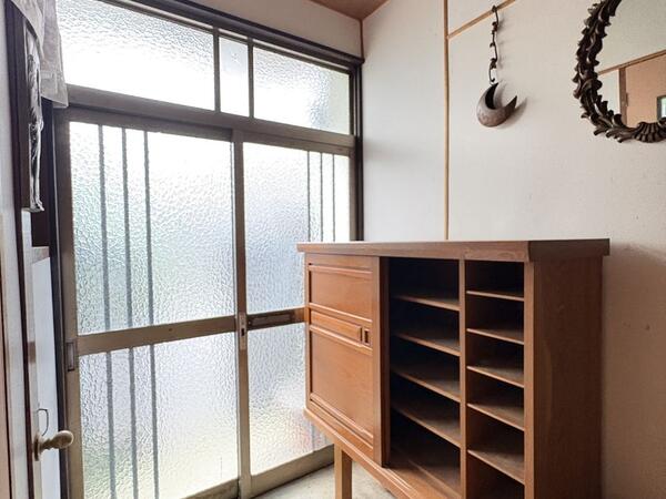 玄関 窓が広く、北西向きですが解放感があります♪
