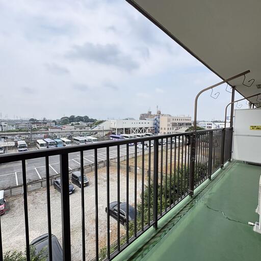 バルコニーからの眺望 バルコニーから駅のホームが見れます。